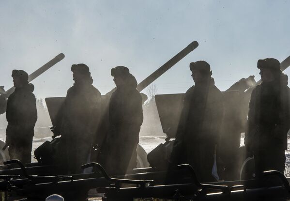 تدريبات الجنود الروس على المدافع الروسية - سبوتنيك عربي