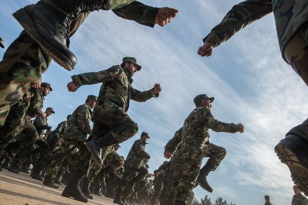 المتطوعون السوريون في كتيبة 130 للتتدريب، وذلك أثناء التدريبات العسكرية في إحدى ضواحي دمشق. - سبوتنيك عربي