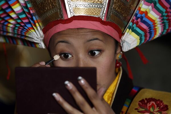 فتاة من التيبيت ترتدي زياً تقليدياً لأداء رقصة خاصة أثناء اليوم الثالث من احتفالات برأس سنة التيبيت الجديدة في كاثماندو، نيبال، 11 فبراير/ شباط 2016. - سبوتنيك عربي