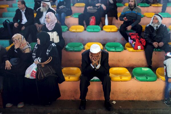 فلسطينيون ينتظرون عبور معبر رفح للوصول إلى مصر، وذلك بعد إغلاق دام لفترة طويلة جدأً منذ حرب 2014 على قطاع غزة، 15 فبراير/ شباط 2016. - سبوتنيك عربي