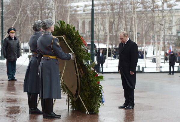 الرئيس الروسي فلاديمير بوتين يضع إكليل الزهور عند ضريح الجندي المجهول في موسكو - سبوتنيك عربي