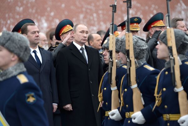 الرئيس الروسي فلاديمير بوتين يشارك الروس في عيد حماة الوطن، 23 فبراير/ شباط 2016. - سبوتنيك عربي