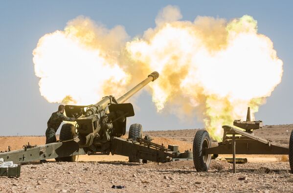 السلاح الثقيل للقوات الجيش العربي السوري يستهدف مواقع تابعة للإرهابيين في مدينة مهين بسوريا. - سبوتنيك عربي