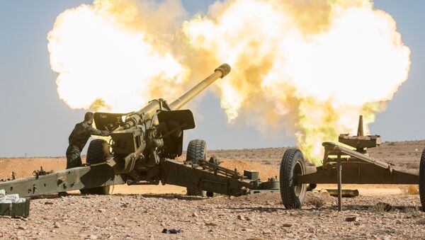 السلاح الثقيل للقوات الجيش العربي السوري يستهدف مواقع تابعة للإرهابيين في مدينة مخين بسوريا. - سبوتنيك عربي