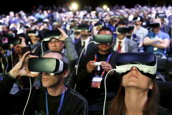 حاضرو مراسم افتتاح عرض الهاتف الخلوي الجديد Samsung S7 يرتدون نظارات العالم الافتراضي Samsung Gear VR، برشلونة، أسبانيا، 21 فبراير/ شباط 2016. - سبوتنيك عربي