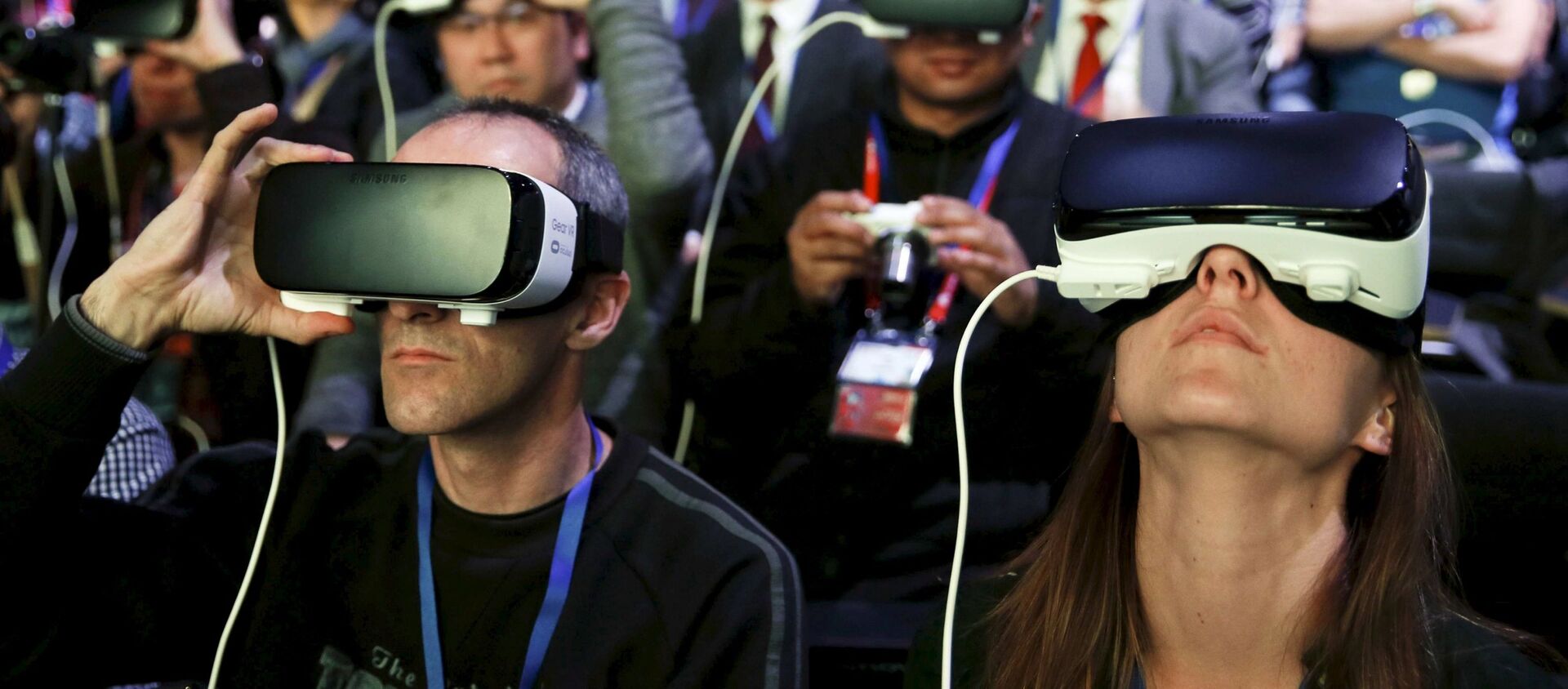 حاضرو مراسم افتتاح عرض الهاتف الخلوي الجديد Samsung S7 يرتدون نظارات العالم الافتراضي Samsung Gear VR، برشلونة، أسبانيا، 21 فبراير/ شباط 2016. - سبوتنيك عربي, 1920, 06.02.2018