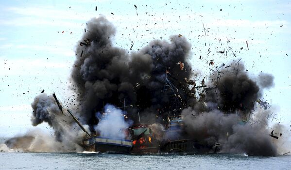 تدمير قوارب الصيد الجائر الفيتنامية في إندونيسيا، 22 فبراير/ شباط 2016. - سبوتنيك عربي