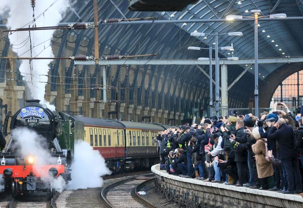 القطار البخاري فلاينغ سكوتلند (الاسكتلندي الطائر) يغادر محطة القطار كينغز كروس في لندن، 25 فبراير/ شباط 2016. - سبوتنيك عربي
