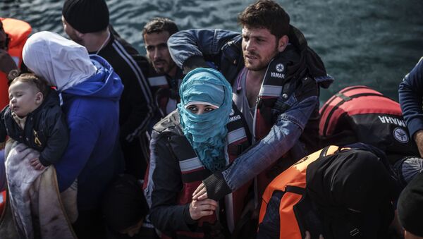 لاجئون على متن قارب نجاة بالقرب من جزيرة ليسبوس اليونانية، 23 فبراير/ شباط 2016 - سبوتنيك عربي