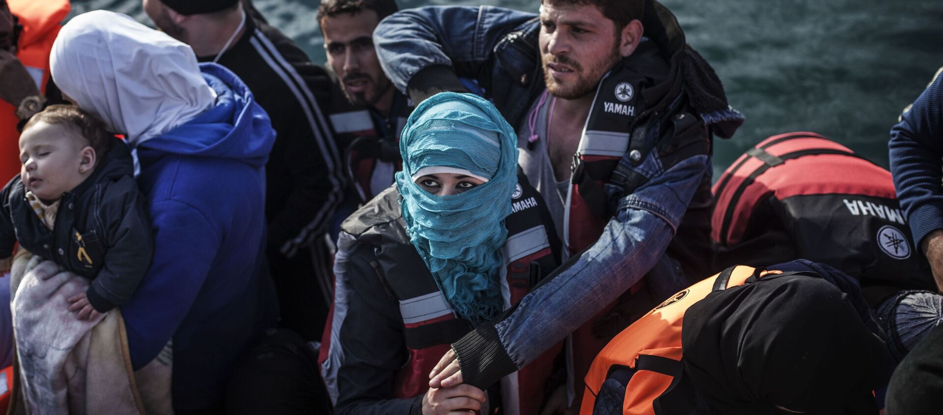 لاجئون على متن قارب نجاة بالقرب من جزيرة ليسبوس اليونانية، 23 فبراير/ شباط 2016 - سبوتنيك عربي, 1920, 16.04.2021