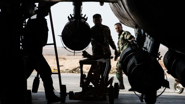 قوات الجيش السوري يحضرون المقاتلة سو-22 للإقلاع من القاعدة الجوية السورية في محافظة حمص. - سبوتنيك عربي