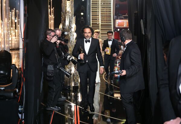 المخرج أليخاندرو غونزاليسإنياريتو يظهر خلف كواليس حفل توزيع جوائز الأوسكار، 28 فبراير/ شباط 2016. - سبوتنيك عربي