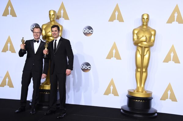 الممثل والمخرج توماس ماكارتي وكاتب السيناريو جون سينغر خلال مراسم توزيع جوائز الأوسكار، 28 فبراير/ شباط 2016. - سبوتنيك عربي