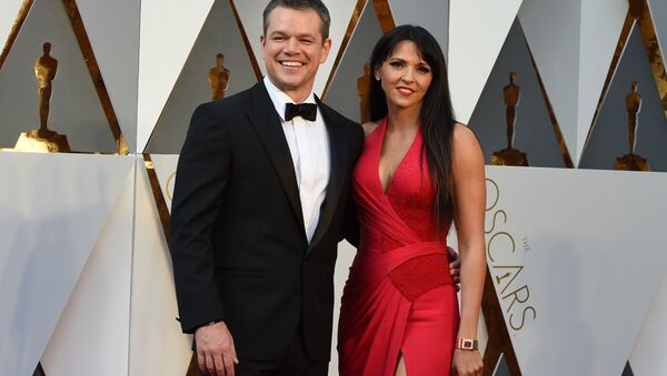 الممثل مات ديمون وزوجته لوتشيانا باروسو يصلان السجادة الحمراء للحفل الـ 88 لتوزيع جوائز أوسكار في هوليوود بكاليفورنيا، 28 فبراير/ شباط 2016. - سبوتنيك عربي
