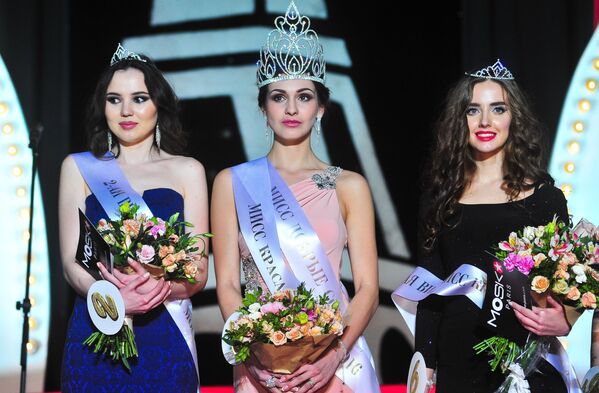 الفائزات على المراحل الثلاثة الأولى في مسابقة ملكة جمال موسكو لعام 2016 - سبوتنيك عربي