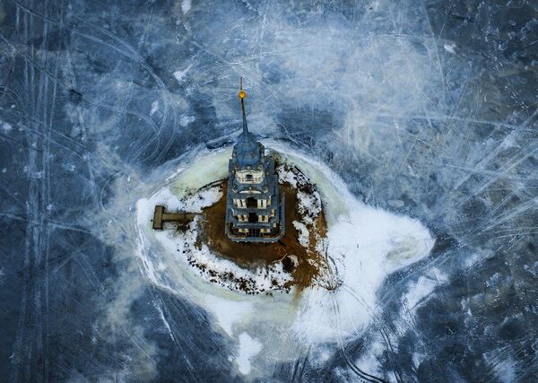 برج لجرس كاتدرائية القديس نيكولاي غمرته مياه بحيرة أوغليتشسكي في بلدة كليازين بروسيا، 9 فبراير/ شباط 2016. - سبوتنيك عربي