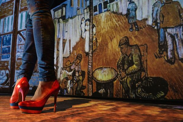 فتاة ترتدي حذاءً ذا كعب عالي، وذلك في معرض فان غوغ في موسكو. - سبوتنيك عربي