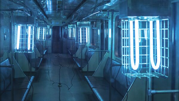 تعقيم عربات مترو الأنفاق في العاصمة الروسية موسكو باستخدام مصابيح الأشعة فوق البنفسجية.  - سبوتنيك عربي