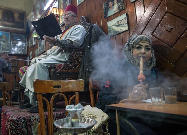 مواطنون سوريون في مقهى النرجيلة في دمشق - سبوتنيك عربي