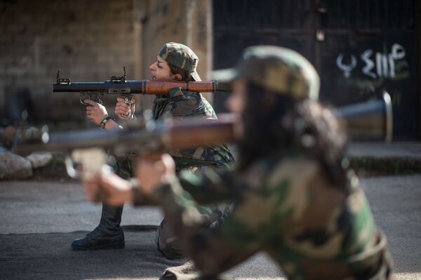 المتطوعات السولايات في الكتيبة 130 في إحدى ضواحي دمشق - سبوتنيك عربي