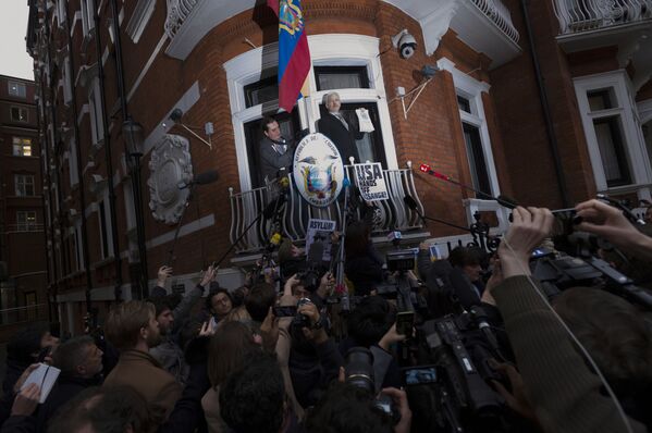 جوليان آسان أثناء ظهوره أمام الصحفيين والمتظاهرين أمام سفارة اكوادور في لندن. - سبوتنيك عربي