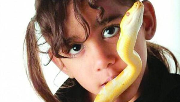 طفلة سعودية تربى الأفاعى الضخمة - سبوتنيك عربي