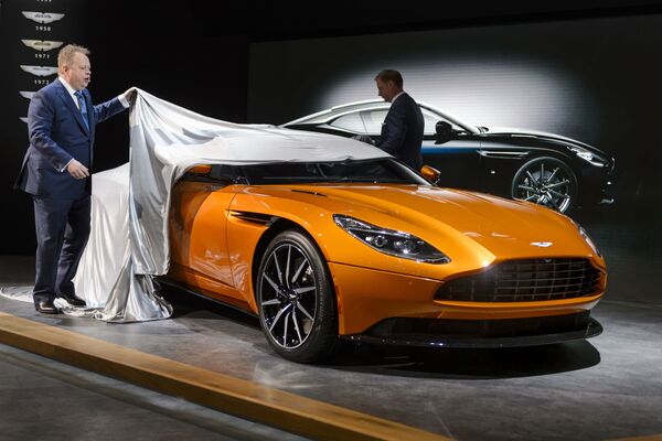 مدير التنفيذ العام شركة Aston Martin، إندي بلامير، يقدّم الموديل الجديد للسيارة  Aston Martin DB11 خلال معرض جنيف الدوالي للسيارات، 1 مارس/ آذار 2016. - سبوتنيك عربي