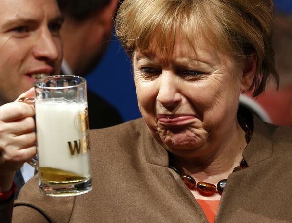 مستشارة ألمانيا أنجيلا ميركل تشرب البيرة في اجتماع للاتحاد الديموقراطي المسيحي في فولكمارسن بألمانيا، 29 فبراير/ شباط 2016. - سبوتنيك عربي