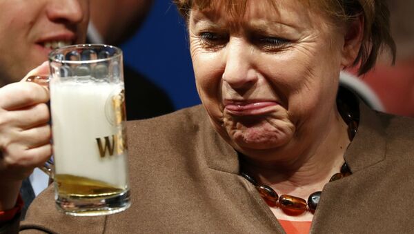 مستشارة ألمانيا أنجيلا ميركل تشرب البيرة في اجتماع للاتحاد الديموقراطي المسيحي في فولكمارسن بألمانيا، 29 فبراير/ شباط 2016. - سبوتنيك عربي