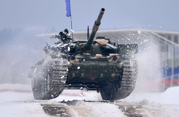 الدبابة الروسية Т-72 خلال مسابقات  الدبابات لعام 2016 في ميدان ألابينو بضواحي موسكو، روسيا. - سبوتنيك عربي