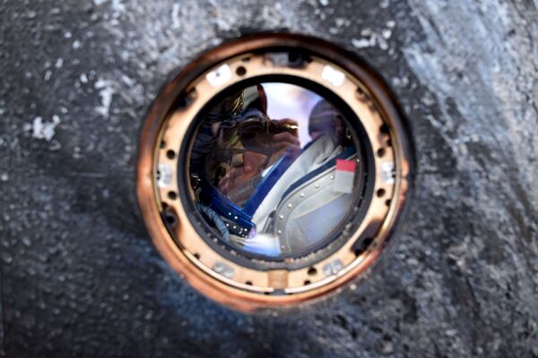 رائد الفضاء الروسي ميخائيل كورنينكو داخل كبسولة سويوز بعد هبوطه على الأرض - سبوتنيك عربي