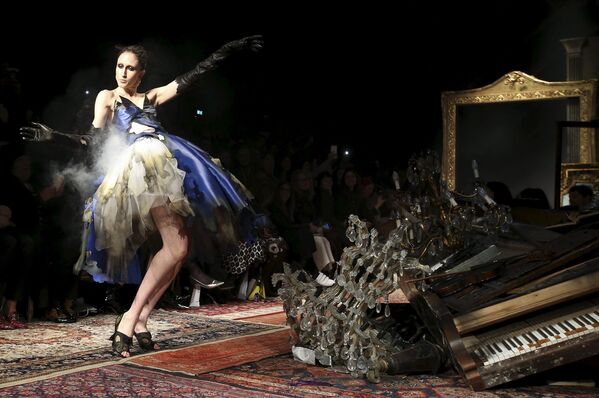 عارضة أزياء تقدم فستانا من تصميم موتشينو خلال عرض أسبوع الموضة في ميلانو، إيطاليا، 25 فبراير/ شباط 2016. - سبوتنيك عربي