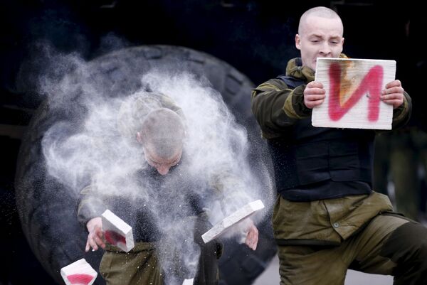 القوات الخاصة لبيلاروسيا يحتفلون بالـ ماسلينيتسا - أسبوع المرافع - في مينسك، 28 فبراير/ شباط 2016. - سبوتنيك عربي