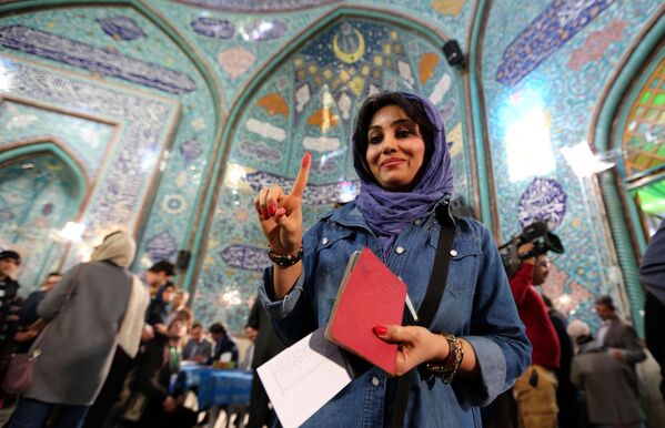 امرأة إيرانية من موقع الاقتراع في طهران، إيران، 26 فبراير/ شباط 2016. - سبوتنيك عربي