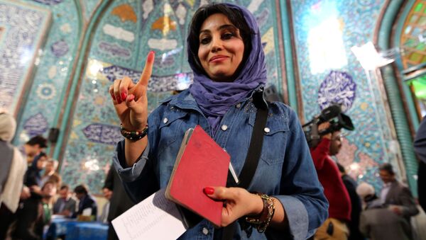 امرأة إيرانية فمن موقع الاقتراع في طهران، إيران، 26 فبراير/ شباط 2016. - سبوتنيك عربي