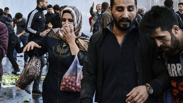 مواطنون يهربون من الغاز المسيل للدموع في ديار بكر، تركيا، 2 مارس/ آذار 2016. - سبوتنيك عربي