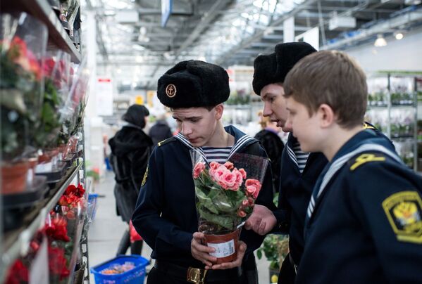 زوار متجر بروسيا فى مدينة أومسك يشترون الورود ليوم المرأة العالمى - سبوتنيك عربي