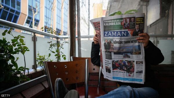 رجل يقرأ صحيفة زمان بعد أن أصبحت موالية للحكومة - سبوتنيك عربي