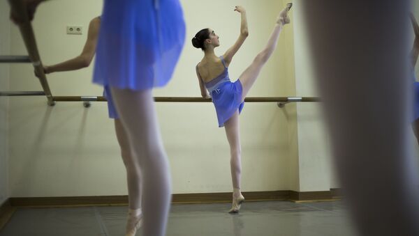 راقصة البالية الأمريكية هاربر أورتليب أثناء تدريباتها على الرقص في أكاديمية بالشوي باليت في موسكو، روسيا 3 مارس/ آذار 2016. - سبوتنيك عربي
