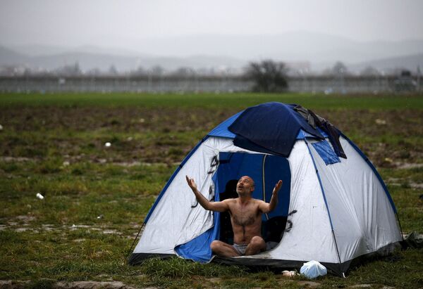 لاجئ في خيمته بالقرب من الحدود اليونانية المقدونية، 9 مارس/ آذار 2016. - سبوتنيك عربي