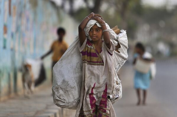 فتاة هندية تحمل حقيبة ثقيلة في حيدر آباد، الهند - سبوتنيك عربي