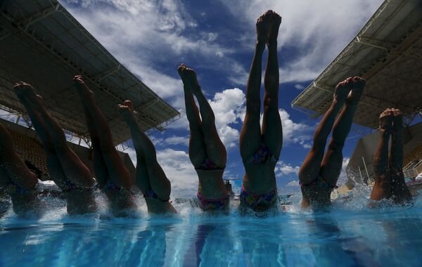 تدريبات فريق السباحات الفرنسيات في بطولة العرض المائي للتأهيل إلى ألعاب الأولمبياد الصيفية، البرازيل 4 مارس/ آذار 2016.. - سبوتنيك عربي