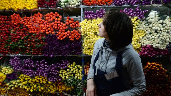 بيع الورود قبيل اليوم العالمي للنساء في موسكو، 8 مارس/ آذار 2016. - سبوتنيك عربي