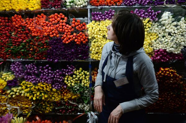 بيع الورود قبيل اليوم العالمي للنساء في موسكو، 8 مارس/ آذار 2016. - سبوتنيك عربي