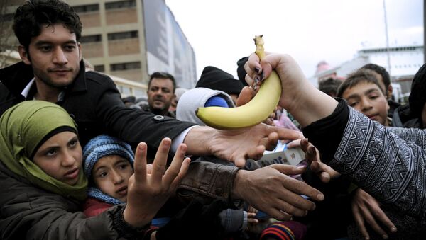 توزيع الطعام المجاني على اللاجئين (أرشيفية) - سبوتنيك عربي