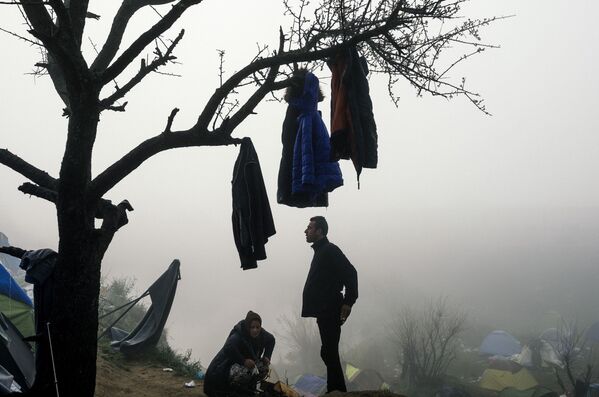 آلاف اللاجئين في مخيم على الحدود اليونانية-المقدونية بالقرب من القرية اليونانية إيدوميني، 8 مارس/ آذار 2016. - سبوتنيك عربي