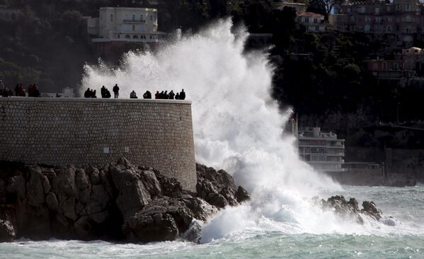 موجة كبيرة تضرب ساحل فرنسا المطل على البحر المتوسط في نيس، بروموناد دي أونغلي، 5 مارس/ آذار 2016. - سبوتنيك عربي