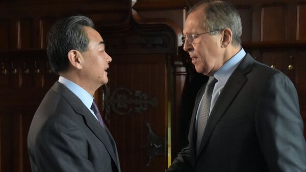 وزيرا الخارجية الروسي ةالصيني سيرغي لافروف ووانغ يي - سبوتنيك عربي