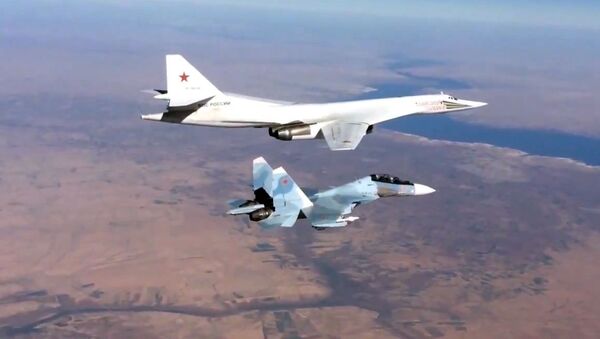 حاملة الصواريخ تو-160 ترافق القاذفة الروسية سو-30 س/م فوق سماء سوريا. - سبوتنيك عربي