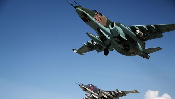 الطائرات الحربية سو-25 تقلع من القاعدة العجوية الروسية حميميم في سوريا. - سبوتنيك عربي